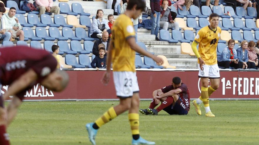 Varios jugadores del Pontevedra, cabizbajos sobre el césped de Pasarón, ayer, al finalizar el partido. | // GUSTAVO SANTOS