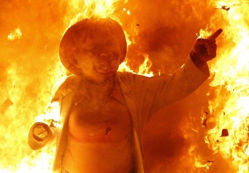 Un ninot de Merkel arde durante la final de las Fallas de Valencia.