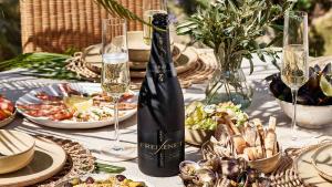 La nueva botella de Freixenet Cordón Negro, en buena compañía.