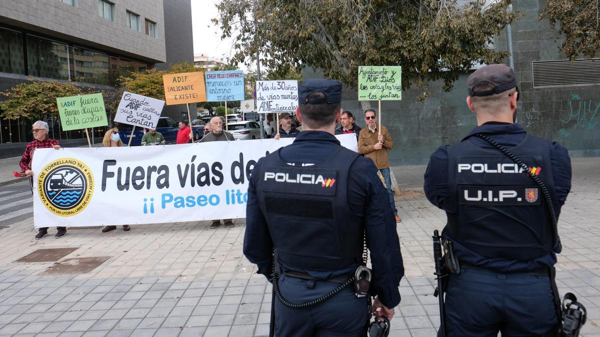 Vecinos de la zona sur, con carteles y pancarta contra las vías en la costa