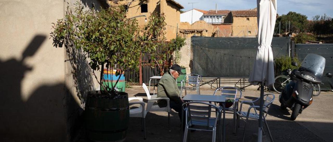 Un hombre en la terraza de un establecimiento situado en Villanueva de las Peras (Zamora).