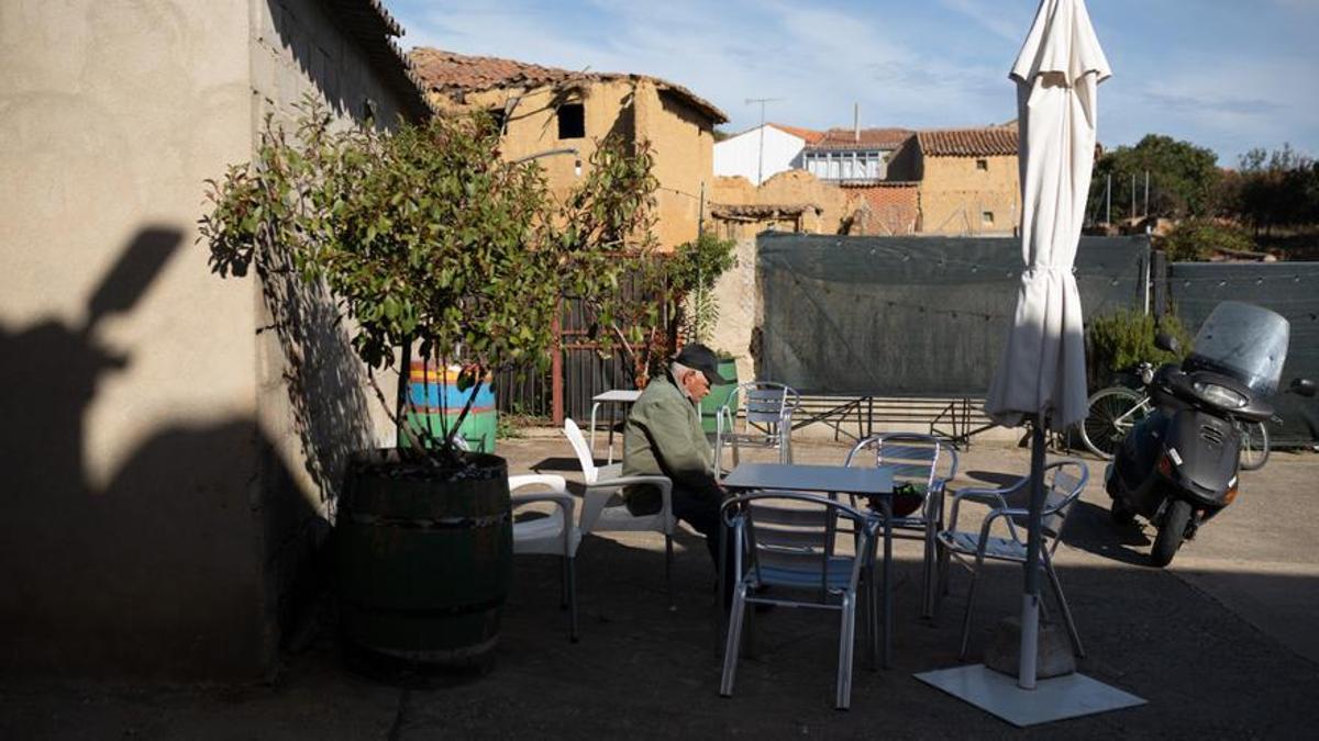 Un hombre en la terraza de un establecimiento situado en Villanueva de las Peras (Zamora).