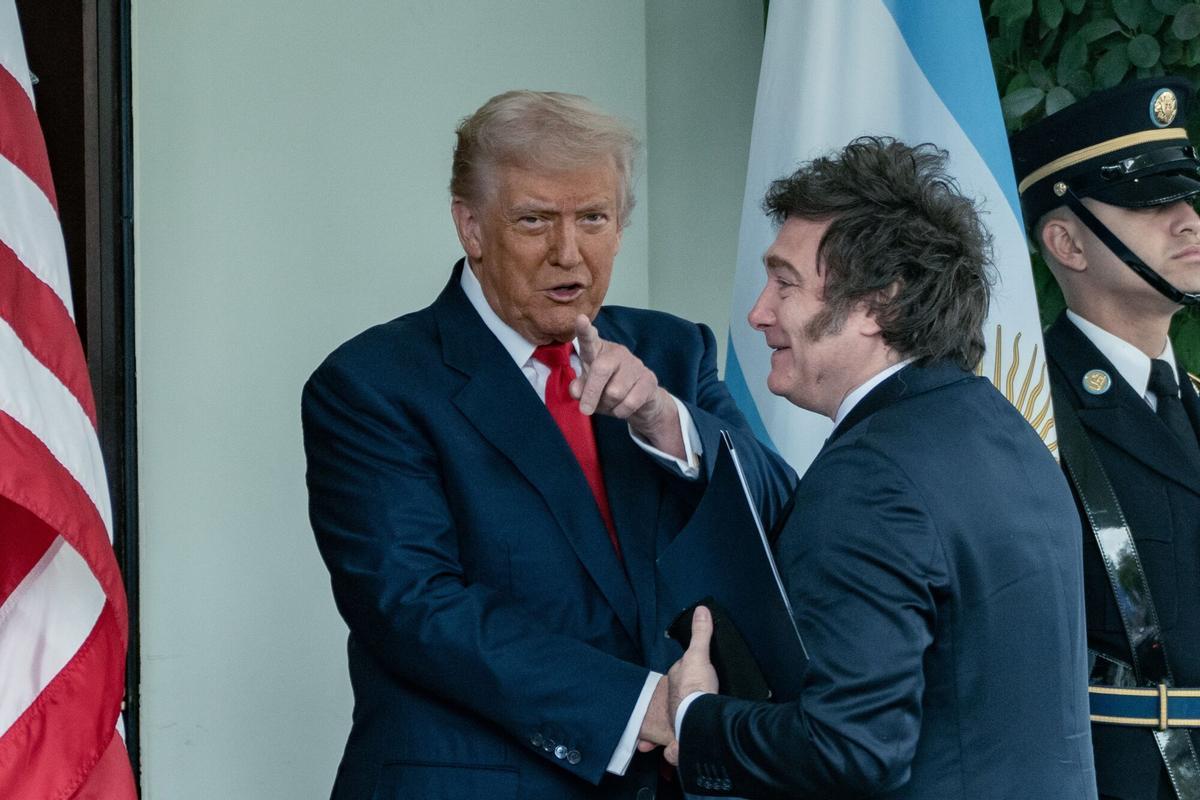 14/10/2025 14 October 2025, US, Washington: US President Donald Trump welcomes the President of Argentina Javier Milei To the White House. Photo: Andrew Leyden/ZUMA Press Wire/dpa ECONOMIA INTERNACIONAL Andrew Leyden/ZUMA Press Wire/dp / DPA