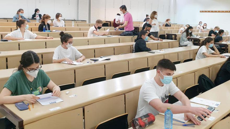 Alumnos realizando la prueba de acceso a la universidad en Vigo.