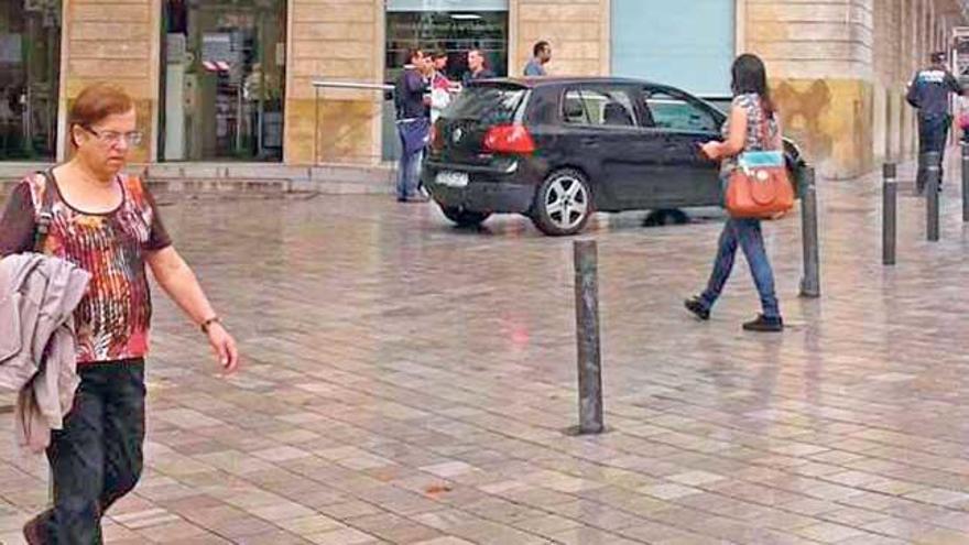 Un vehículo camuflado de la Policía Nacional aparcado ayer en la plaza de Santa Eulàlia.