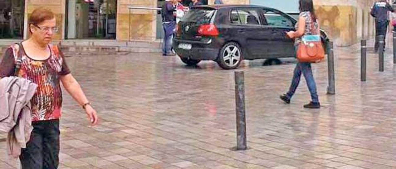 Un vehículo camuflado de la Policía Nacional aparcado ayer en la plaza de Santa Eulàlia.