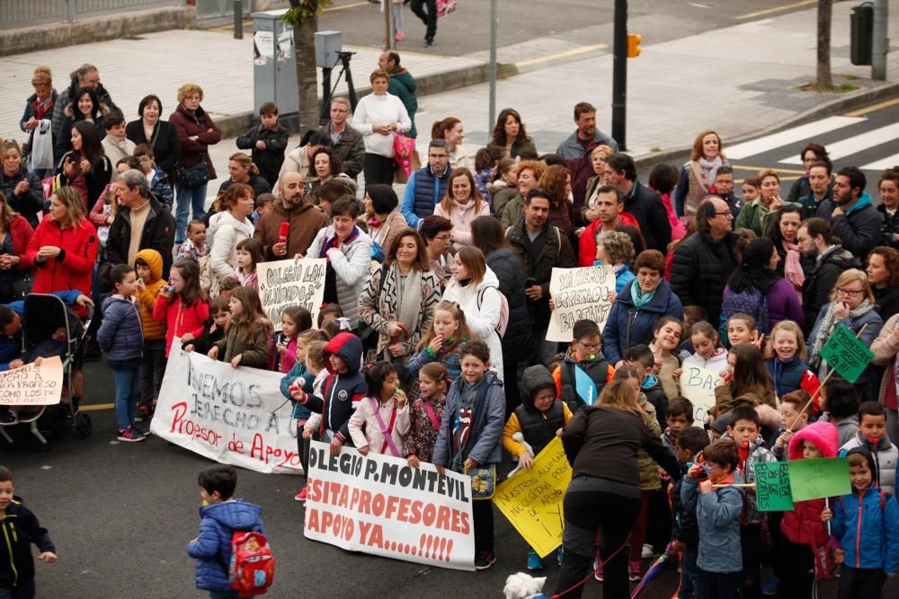 Manifestación frente al Colegio Montevil