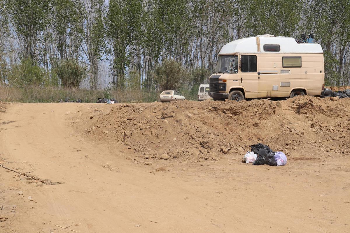 Una autocaravana està aparcada on s’ha fet la ‘rave’ de Cervià de Ter mentre a sota hi ha bosses d’escombraries Una autocaravana està aparcada on s’ha fet la ‘rave’ de Cervià de Ter mentre a sota hi ha bosses d’escombraries