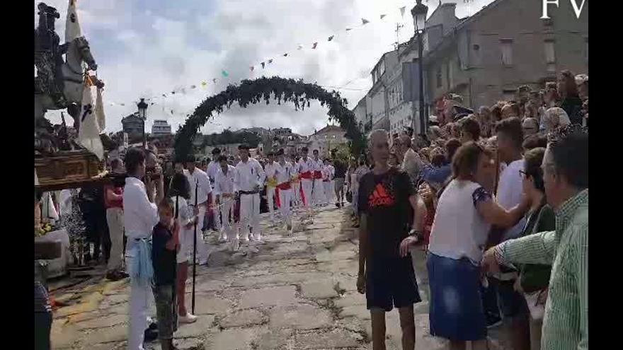 La Farsa das Espadas rinde homenaje a la Virxe de Cortegada que pasó la noche en la isla