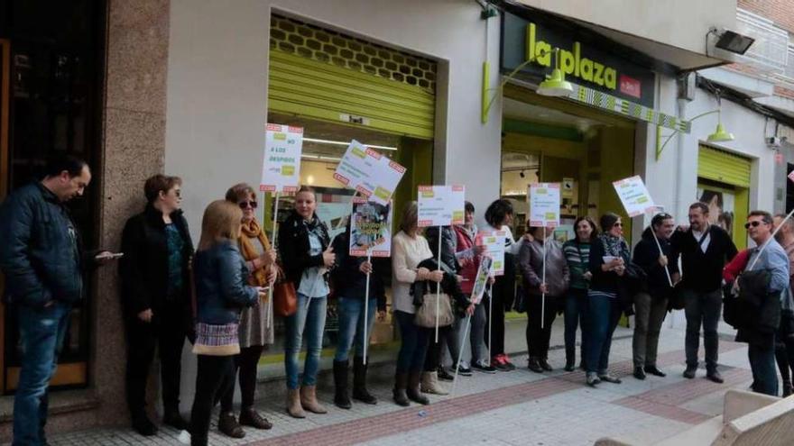 Trabajadores del Grupo Día frente a la tienda de Tres Cruces.