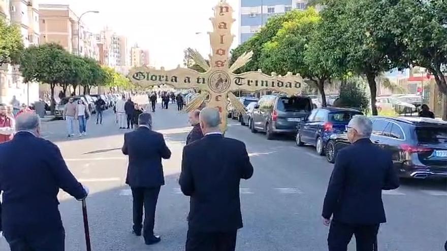 VÍDEO | La Cruz del Guía de la Hermandad del Polígono de San Pablo entra en su barrio