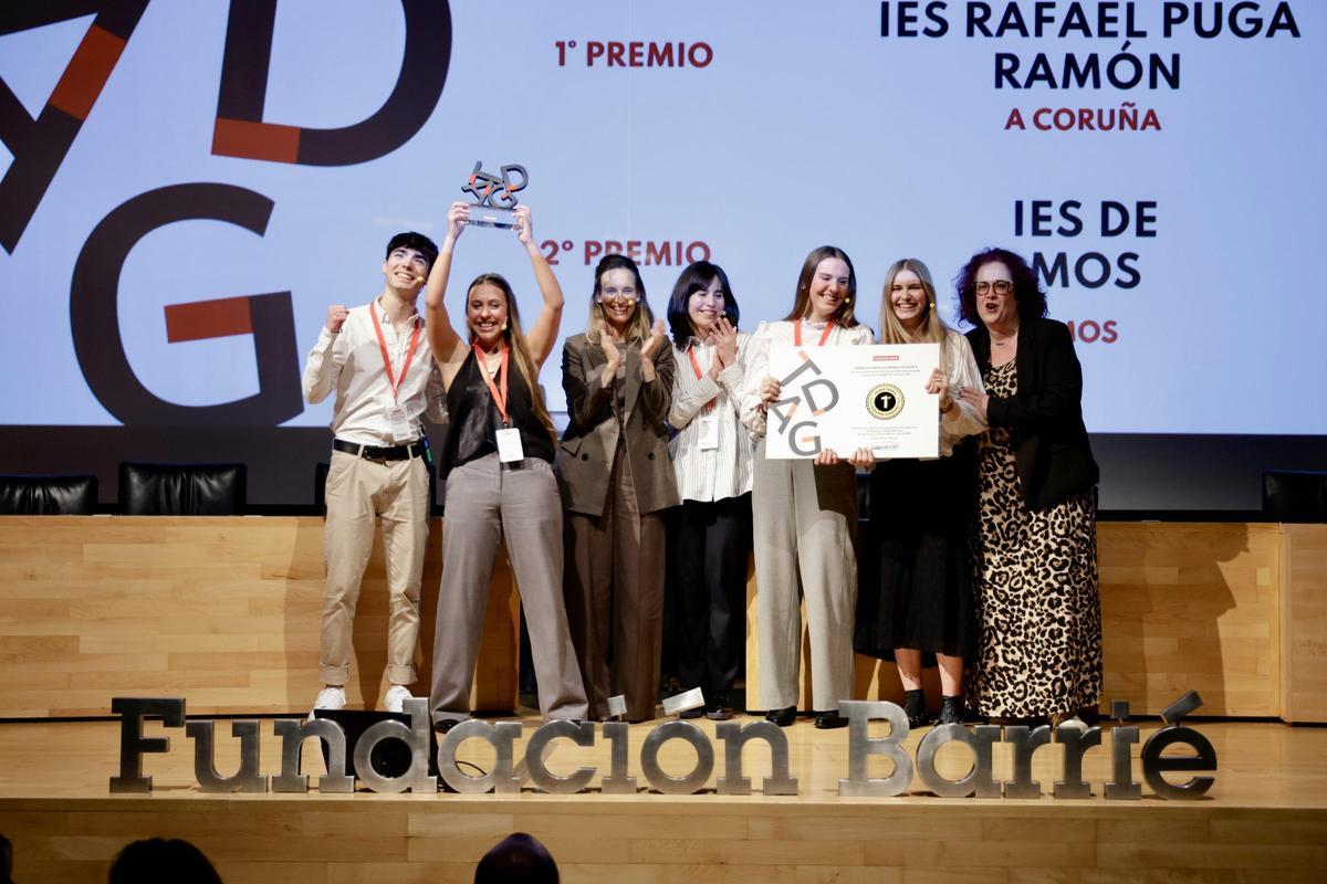El equipo del instituto Puga Ramón festeja el primer premio del Torneo de Debate.