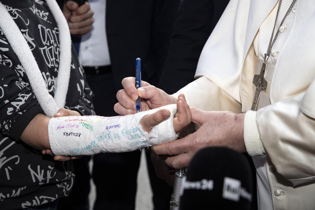 El Papa a su salida del hospital: Todavía estoy vivo. No tuve miedo