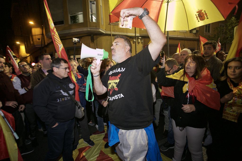 Cientos de manifestantes vuelven a asediar la sede del PSOE en Murcia