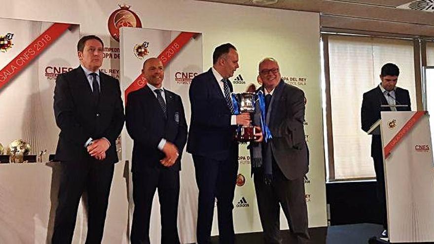 Justy Fernández recoge el trofeo de campeón de la pasada Liga.