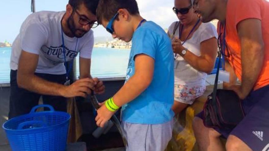 TRADICIÓN PESQUERA. La iniciativa puesta en marcha en Peñíscola ofrece a los visitantes la posibilidad de conocer de primera mano el mundo de la pesca en el municipio de la mano de los pescaderos y en la Aula Marinera.