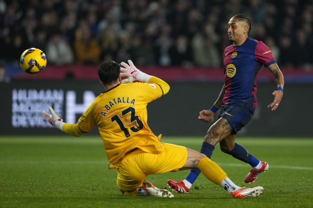 FC Barcelonas Raphinha (R) in action against Rayo Vallecanos goalkeeper Augusto Batalla (L) during the Spanish LaLiga soccer match between FC Barcelona and Rayo Vallecano in Barcelona, Spain, 17 February 2025. EFE/ Alejandro García