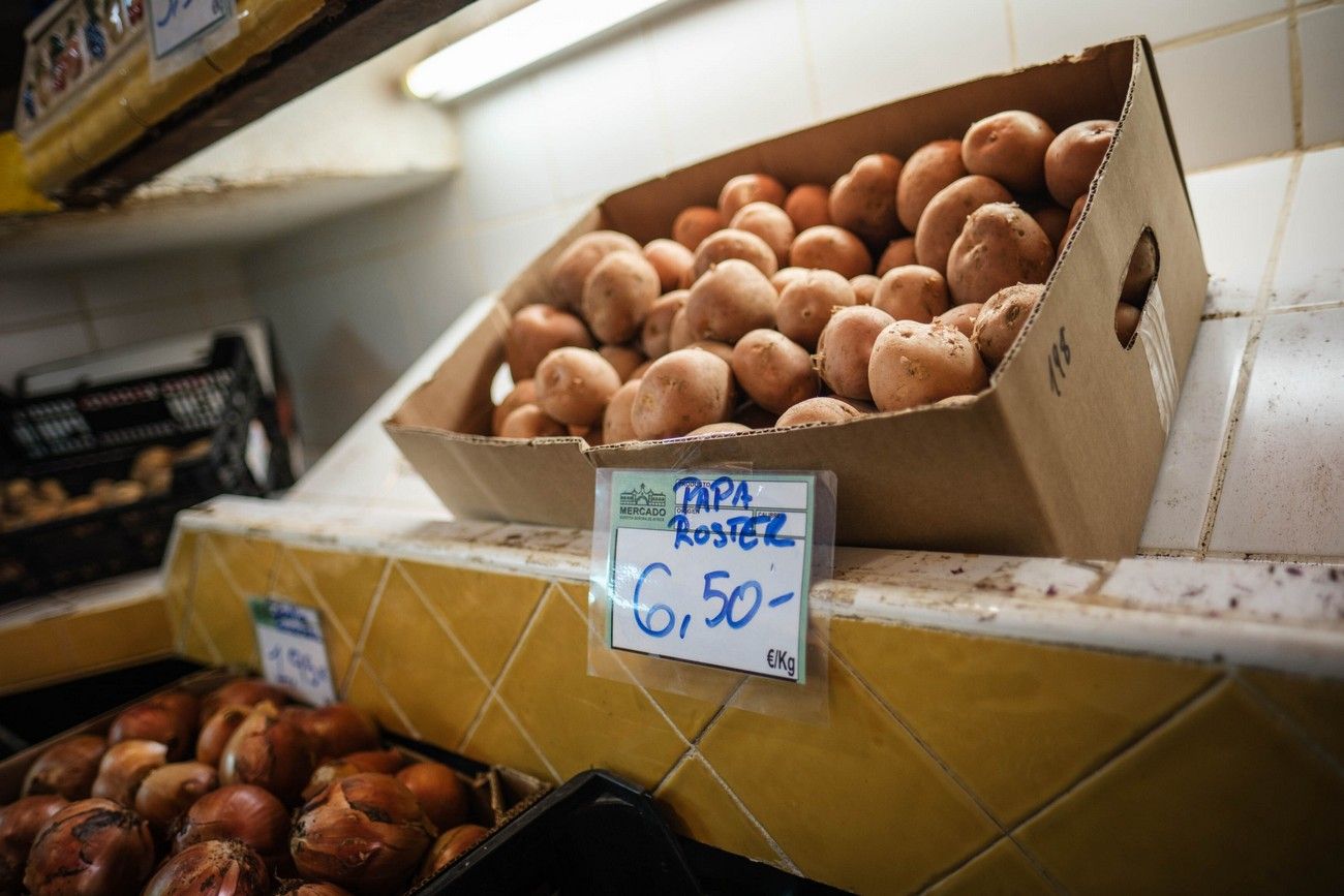 Venta de papas en el Mercado Nuestro Señora de África de Santa Cruz de Tenerife