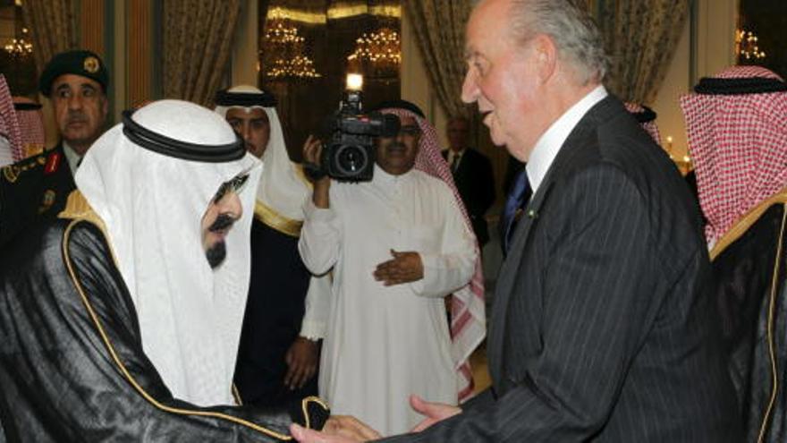 Don Juan Carlos muestra su pésame al rey de Arabia Saudí Abdalá bin Abdelaziz.