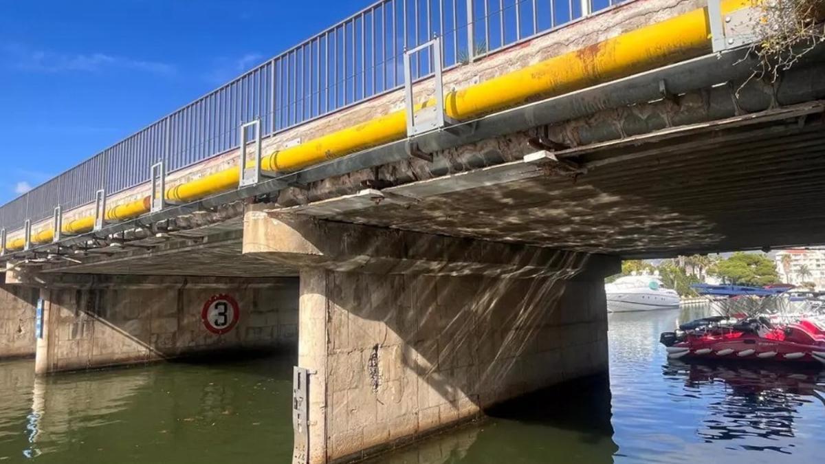 El pont que es rehabilita a Castelló d'Empúries.
