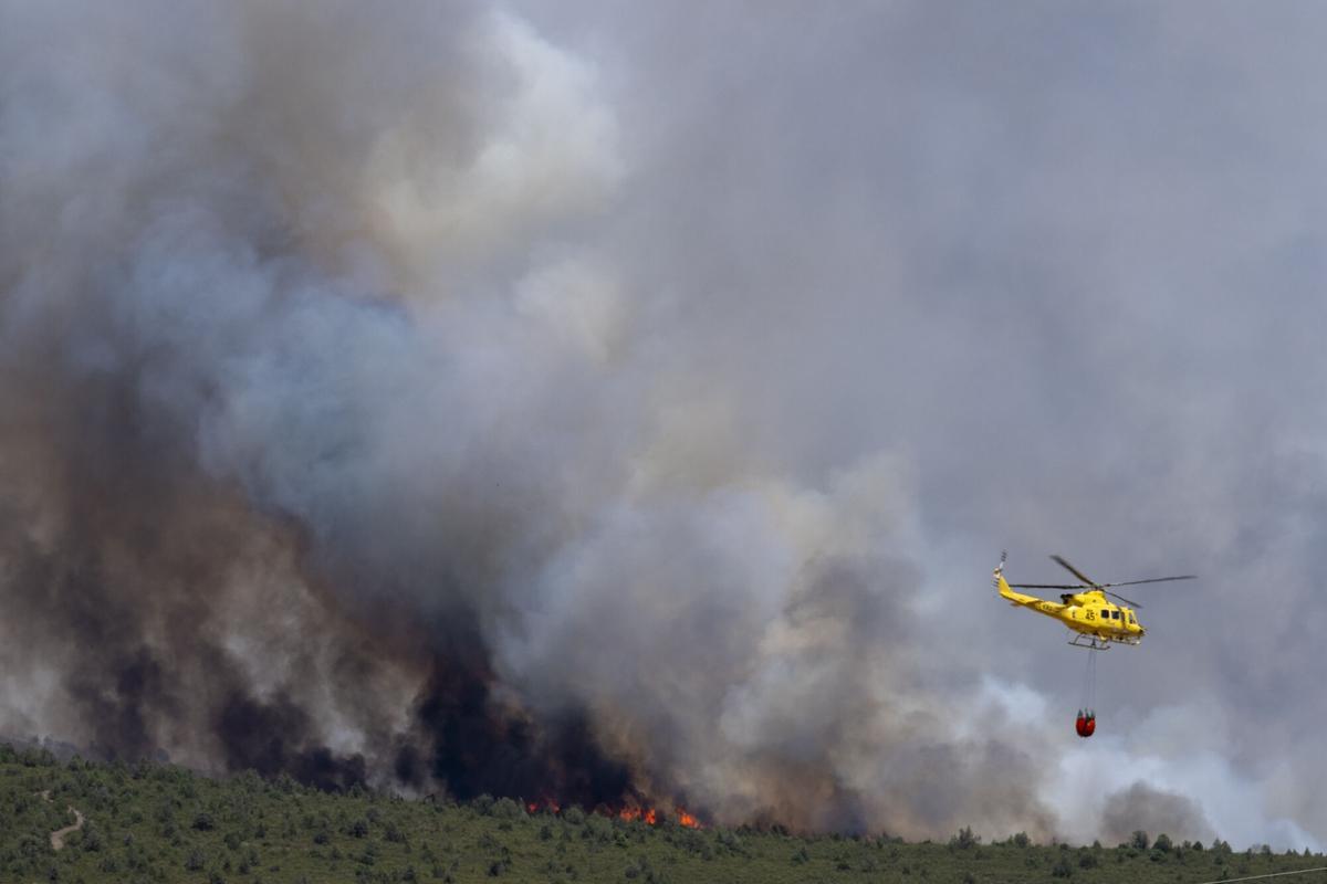 Vista de los trabajos de extinción este viernes, en el incendio de La Mierla (Guadalajara). EFE/Nacho Izquierdo