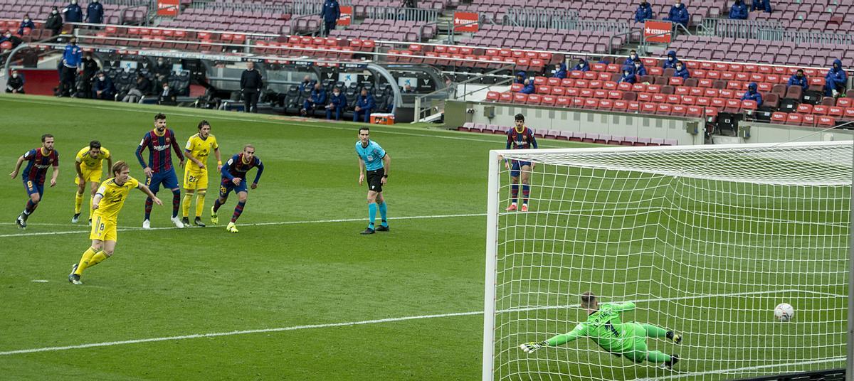 Álex Fernández marca el gol de penalti que provocó el 1-1 del Cádiz en el Camp Nou.