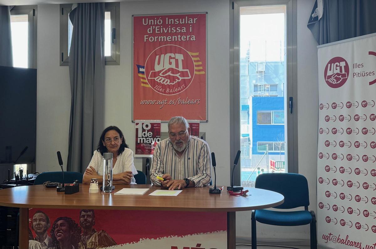 Consuelo López y Pedro Campillo durante la rueda de prensa convocada este martes en la sede de CCOO y UGT de Ibiza.