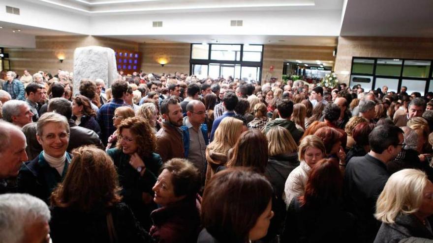 Asistentes al acto de despedida celebrado en el tanatorio.