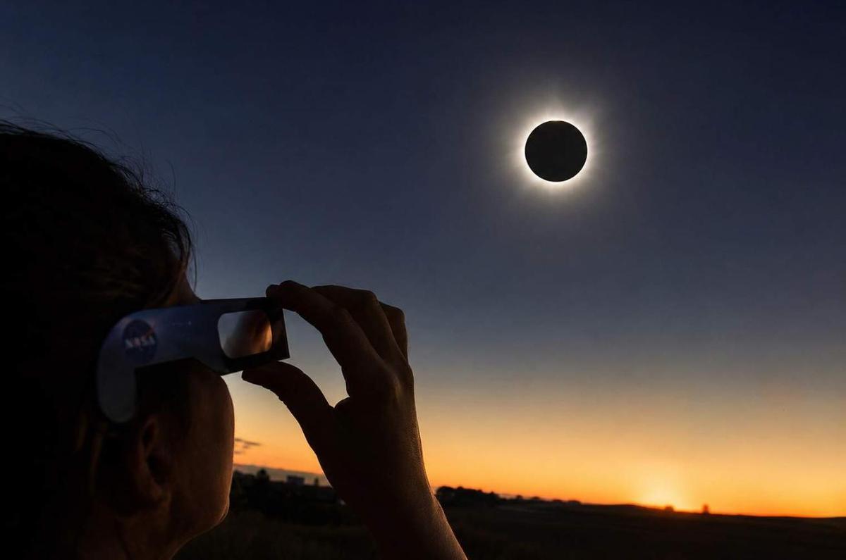 Persona viendo el eclipse protegiendose la vista con unas gafas