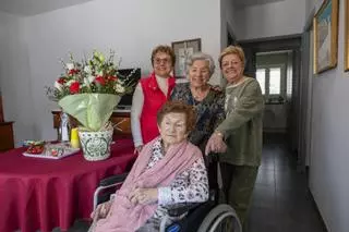 La vida moderna de dos hermanas centenarias en Ibiza