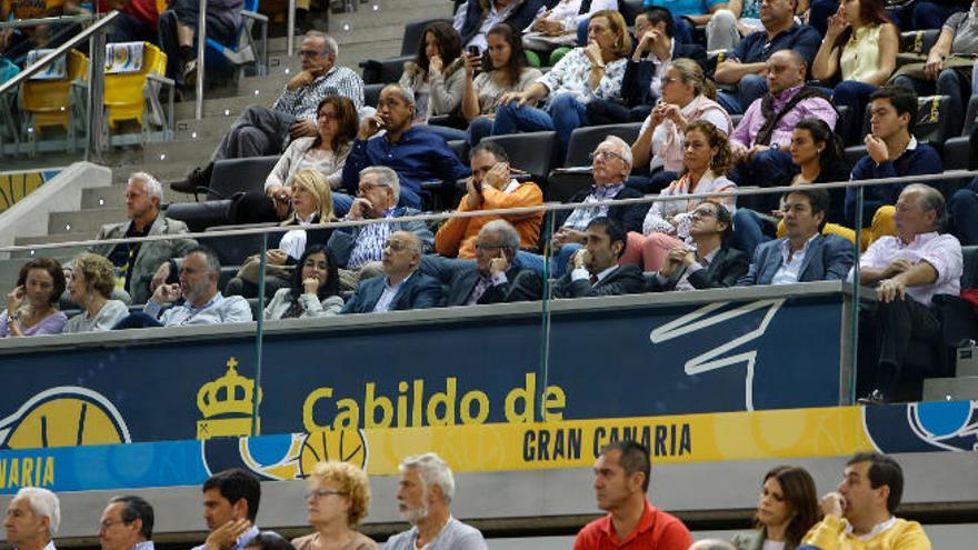 Antonio Morales -2º dcha-. en el palco del Gran Canaria Arena.