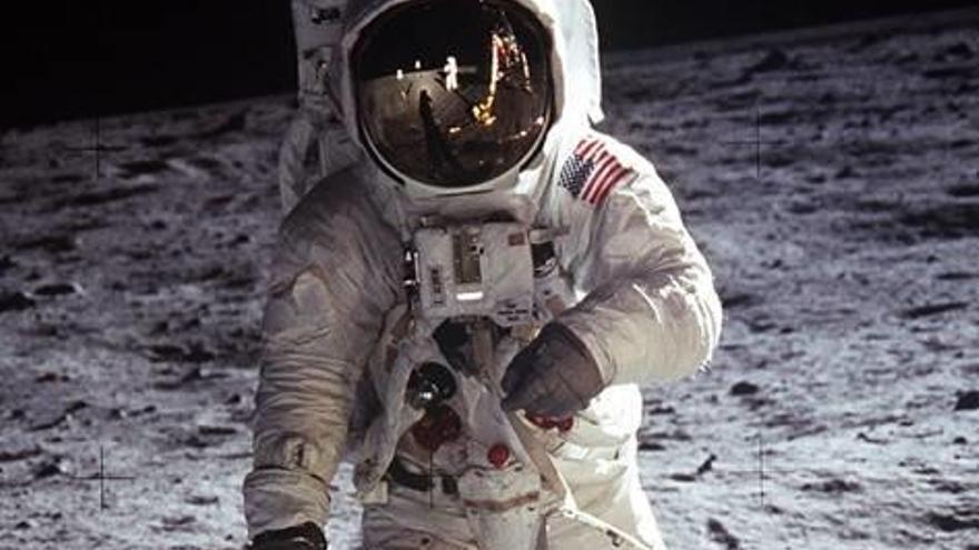 Edwin Aldrin fotografiado por Armstrong en la Luna, cuya imagen se refleja en el casco.