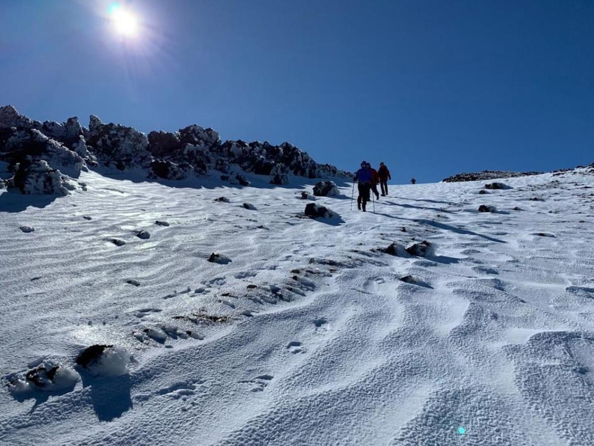De caminata por las nieves del Teide De caminata por las nieves del Teide