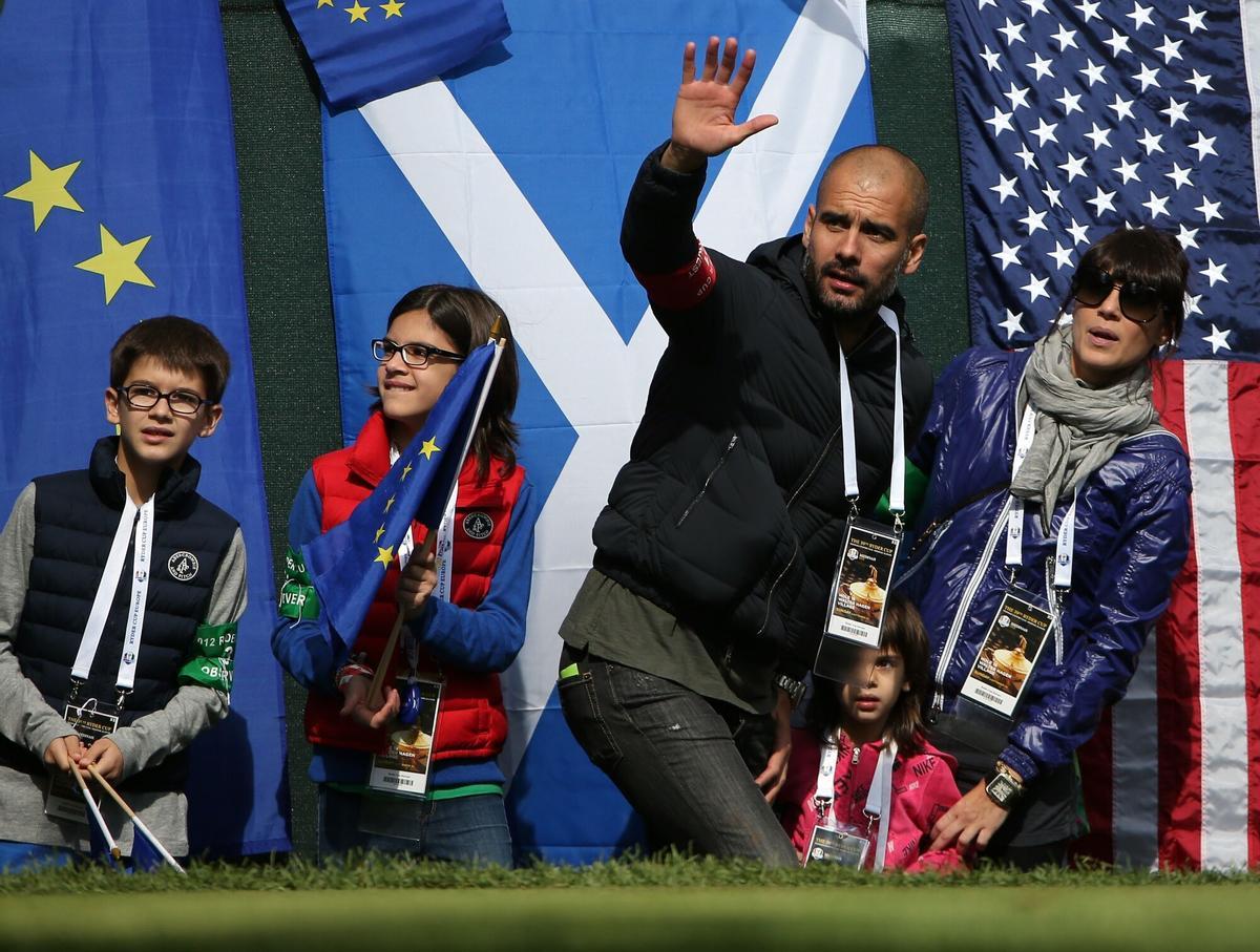 Guardiola y Serra, con sus tres hijos (Màrius, Maria y Valentina), en la 39ª Ryder Cup at Medinah Country Club, el 30 de septiembre de 2012, en Medinah, Illinois.