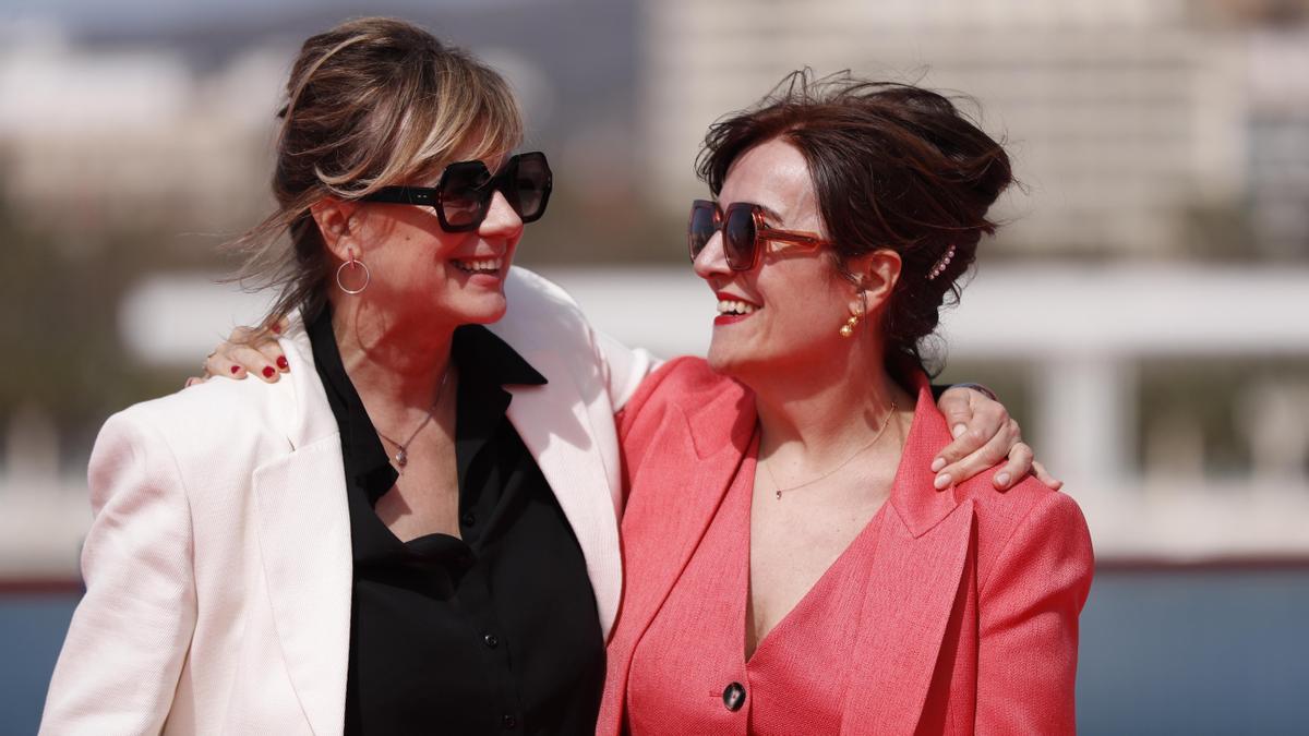 La actriz Emma Suárez junto a la escritora y directora Elvira Lindo, en el Festival de Málaga.