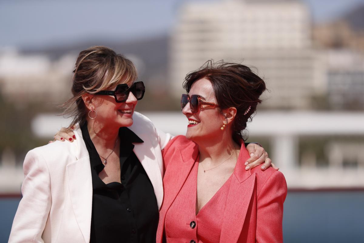 La actriz Emma Suárez junto a la escritora y directora Elvira Lindo, en el Festival de Málaga.