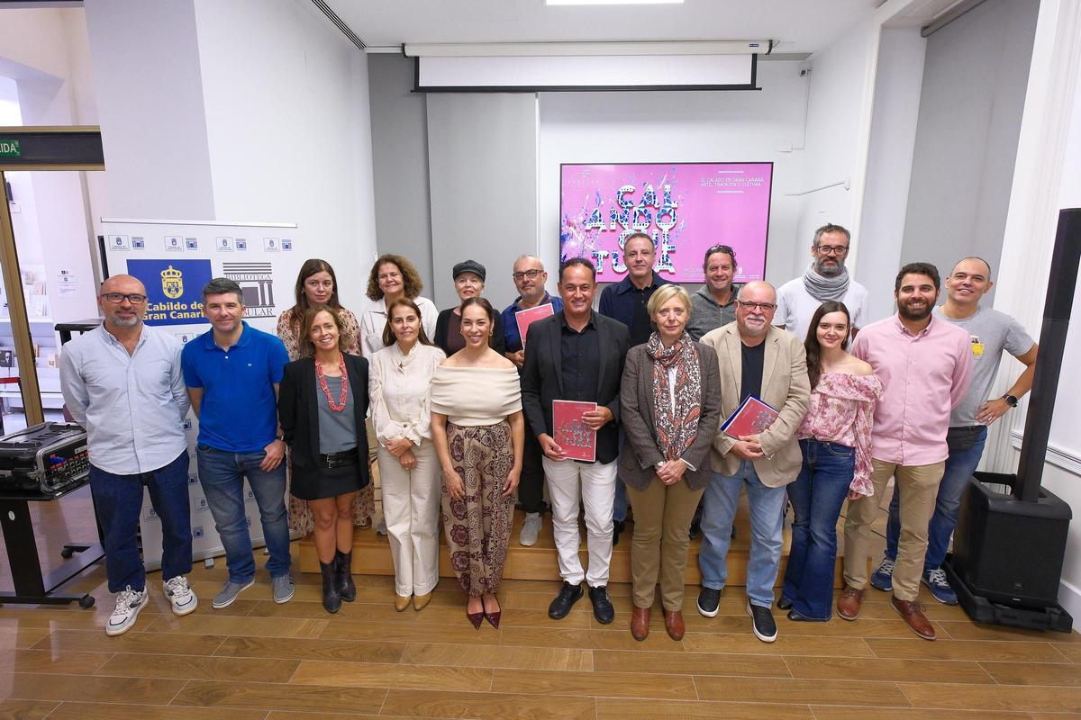 Foto de familia de los participantes en el proyecto 'Gran Canaria Singular: Calando Cultura' en la Biblioteca Insular.