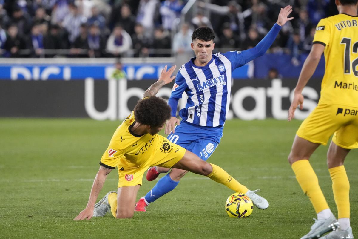 Vitoria, 23/02/2026.- El centrocampista del Girona Axel Witsel (i) disputa un balón con el centrocampista del Alavés Carles Aleñá durante el encuentro correspondiente a la jornada 25 de Laliga EA Sports que Deportivo Alavés y Girona FC disputan este lunes en el estadio de Mendizorroza, en Vitoria. EFE/ Adrián Ruiz Hierro