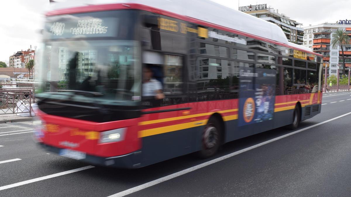 Tussam. Autobús cruzando el puente de San Telmo de Sevilla