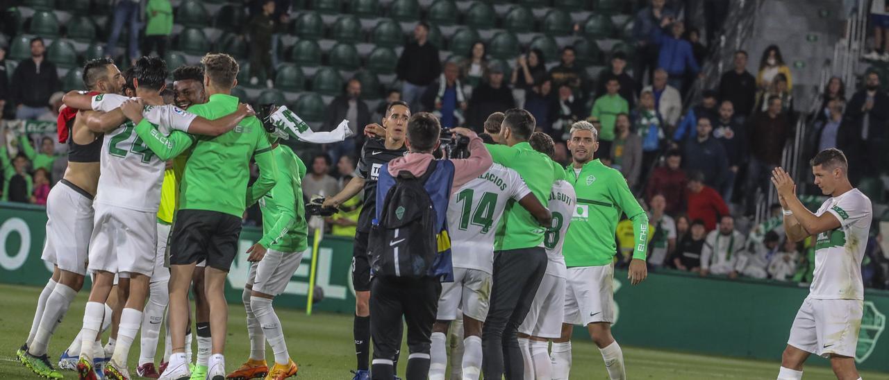 Los jugadores del Elche celebran la permanencia al final del partido