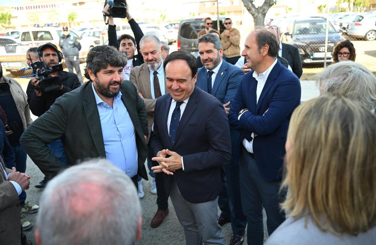 Los presidentes de la Comunidad Valenciana y Murcia, Juanfran Pérez Llorca y Fernando López Miras, este lunes en el acto del Scrats en el Pilar de la Horadada.