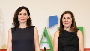 La presidenta de la Comunidad de Madrid, Isabel Díaz Ayuso (i) y la rectora de la Universidad Autónoma de Madrid, Amaya Mendikoetxea, durante al acto de toma de posesión en el Campus de Cantoblanco de la Universidad Autónoma de Madrid, a 7 de julio de 2025, en Madrid (España). Amaya Mendikoetxea ha tomado posesión como rectora de la Universidad Autónoma de Madrid revalidando así el cargo al que accedió en 2021. 07 JULIO 2025;AYUSO;RECTORA;AUTONOMA;UNIVERSIDAD Marta Fernández / Europa Press 07/07/2025. AMAYA MENDIKOETXEA;ISABEL DÍAZ AYUSO;Marta Fernández;category_code_new