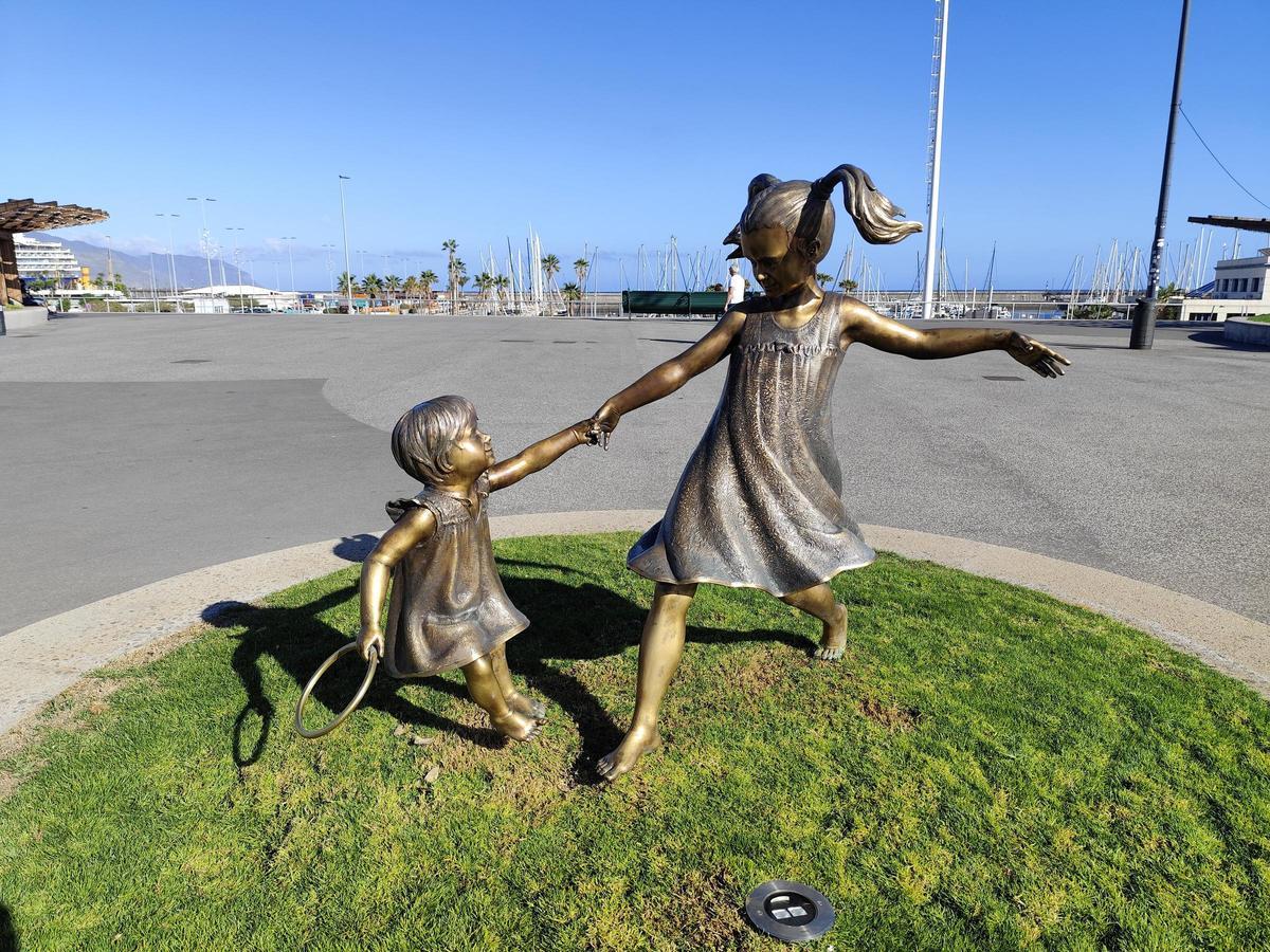 Escultura levantada en Santa Cruz de Tenerife en memoria de Anna y Olivia