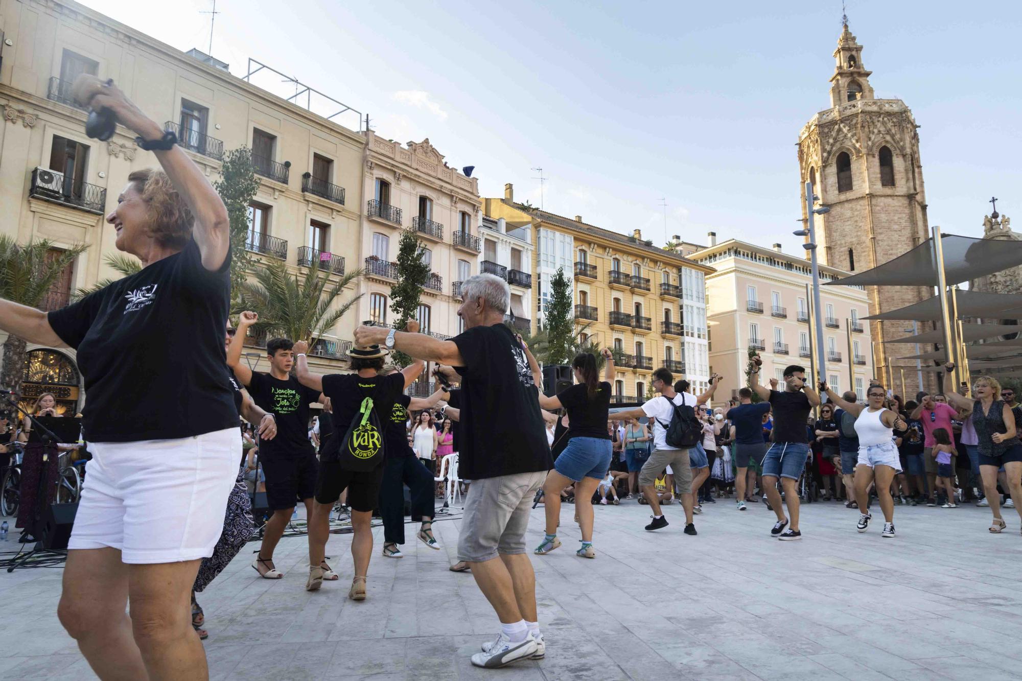 Jotas para estrenar la nueva Plaza de la Reina