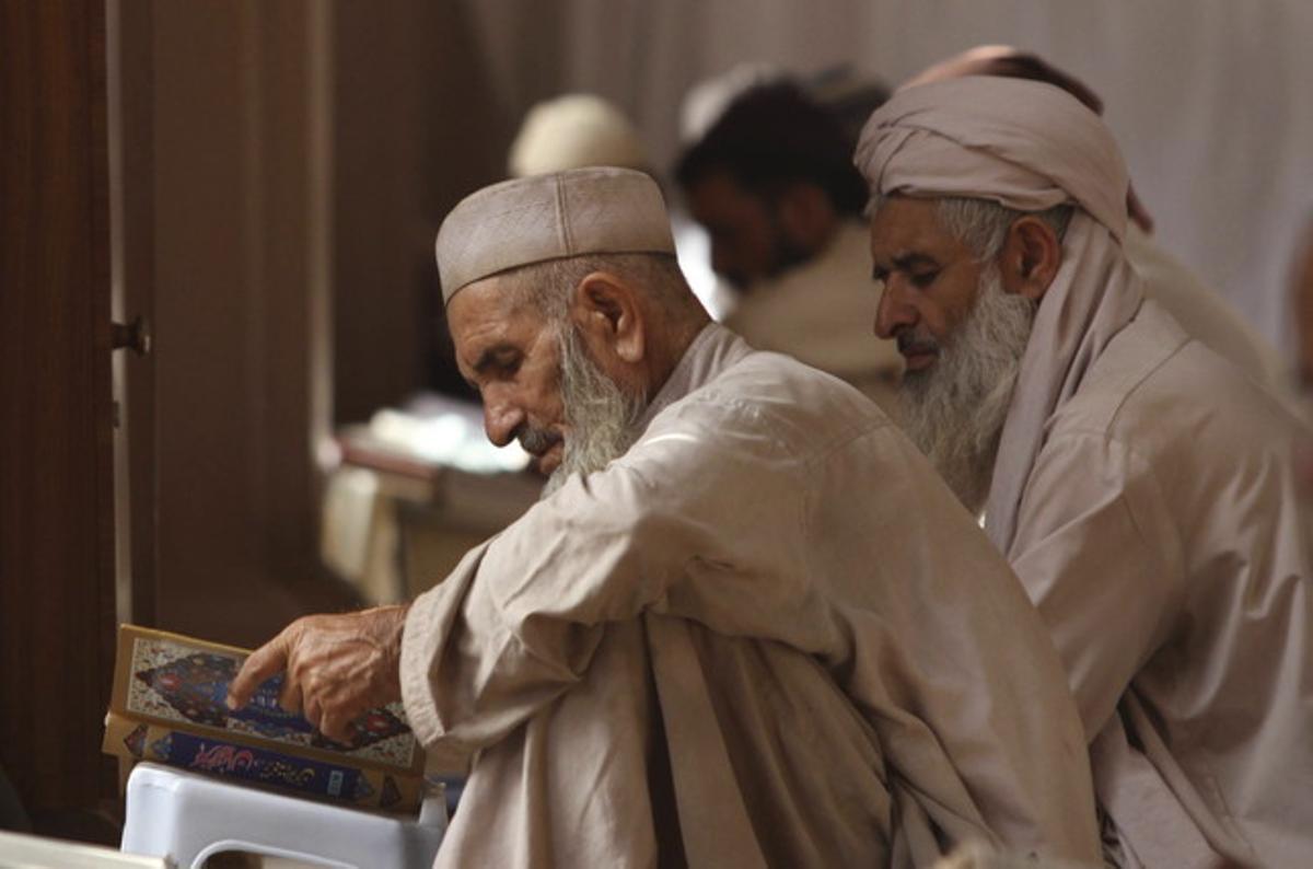 Musulmans pakistanesos en una de les pregàries del Ramadà.