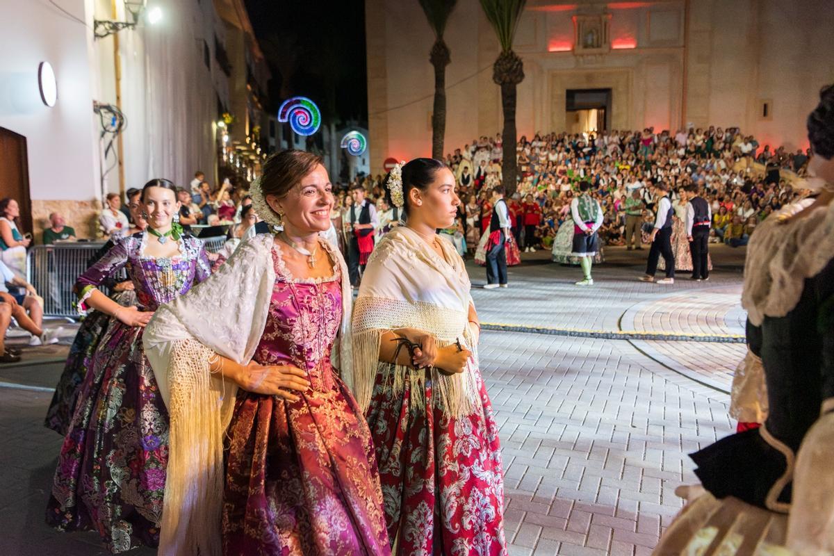 También hay espacio para el folklore y los trajes regionales con la «Ofrena de Flors».