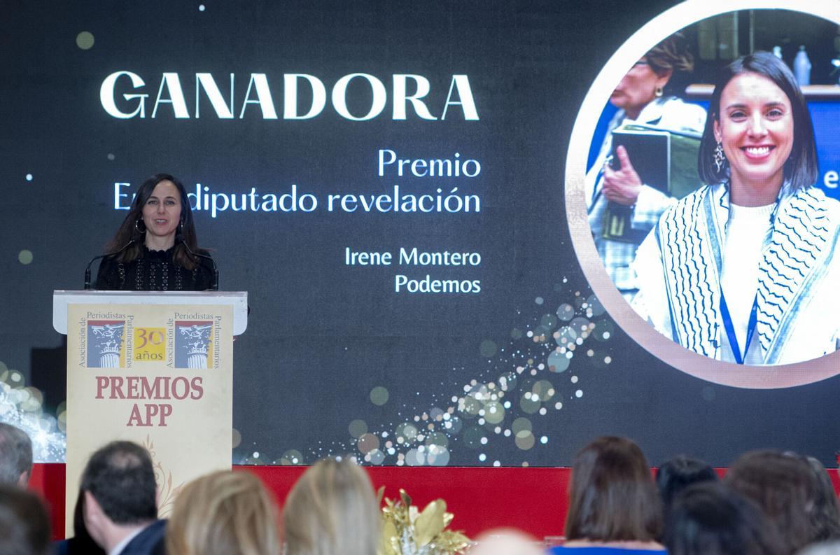 La secretaria general de Podemos, Ione Belarra, recoge en nombre de Irene Montero el Premio a la eurodiputada revelación, durante la entrega de los Premios de la Asociación de Periodistas Parlamentarios 2024.