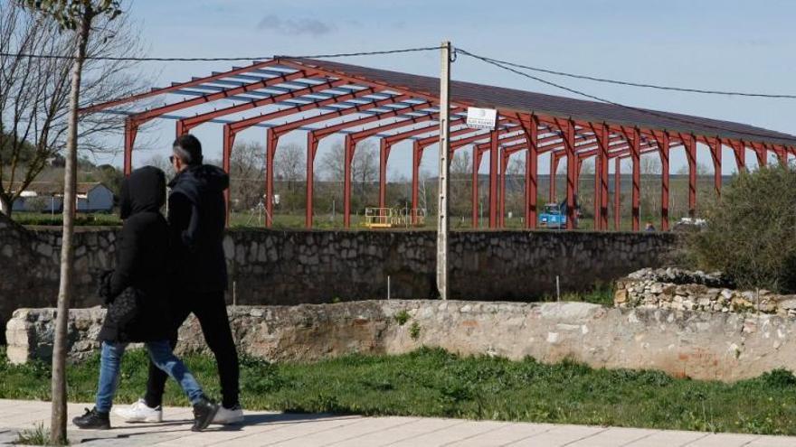 Esqueleto de la futura nave ganadera en el Campo de la Verdad.