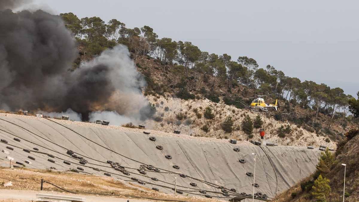 Nuevo incendio en el vertedero de Ibiza