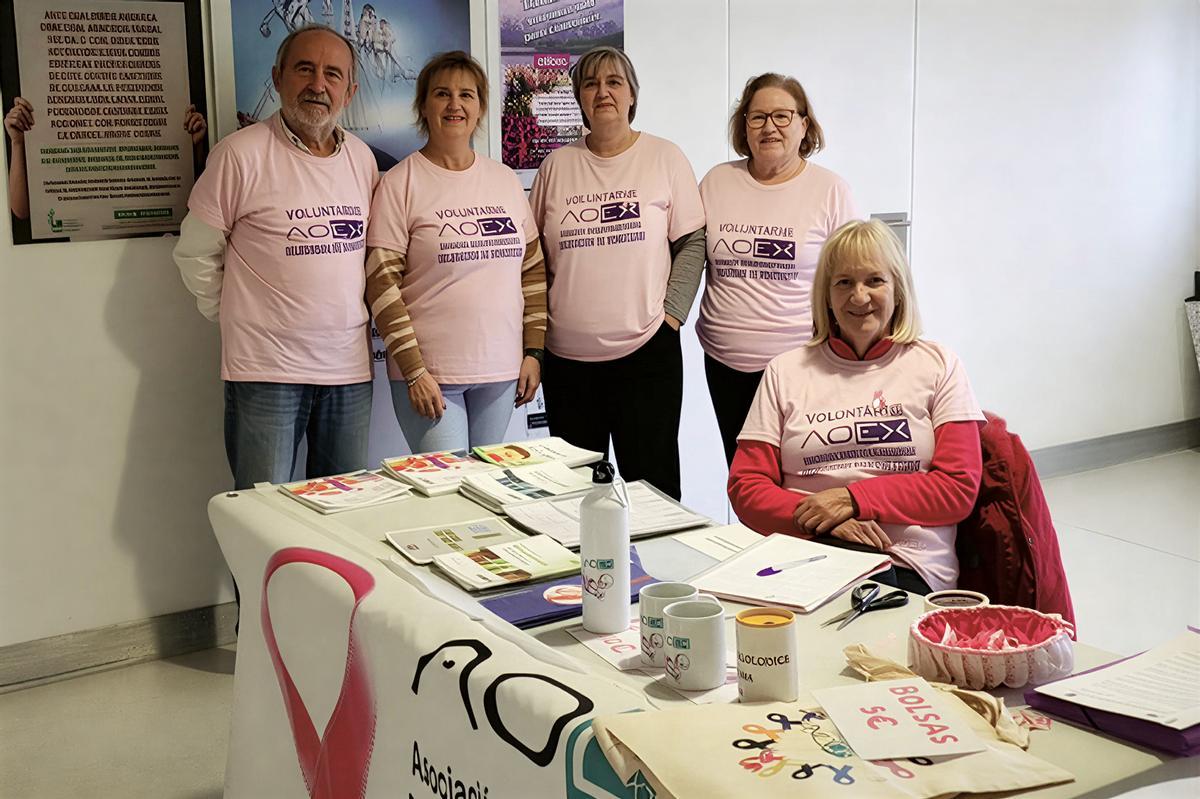 Voluntarias de Aoex-Monesterio en la mesa informativa instalada en el Centro de Salud
